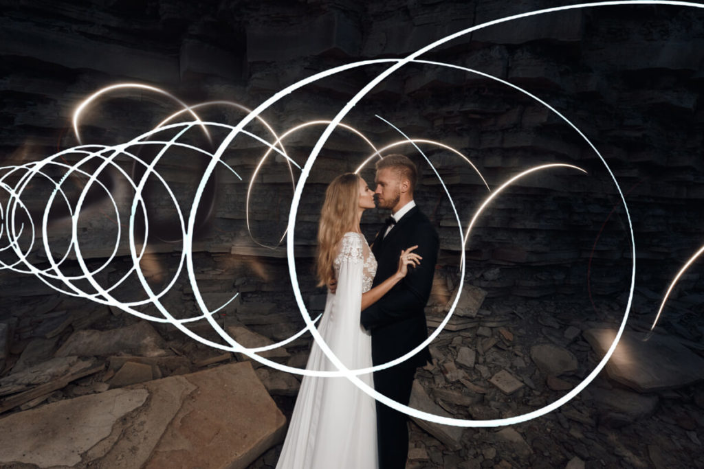 Photos de mariage créatives avec du lightpainting