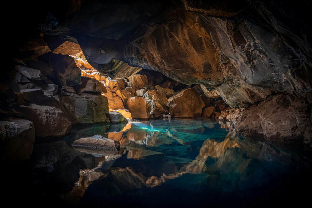 Grotte remplie d'eau