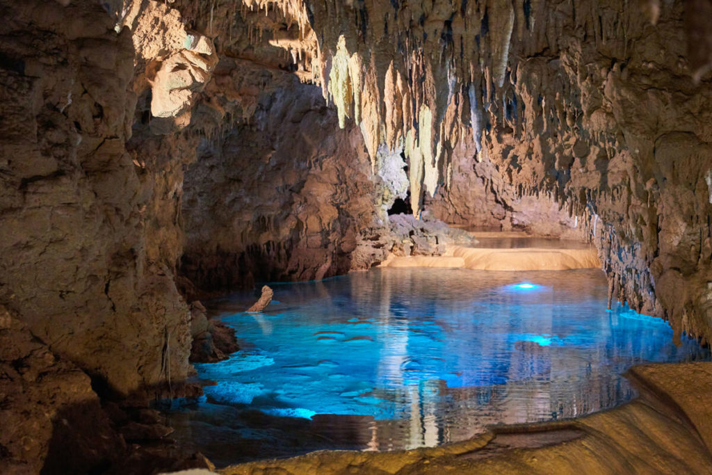 Grotte remplie d'eau