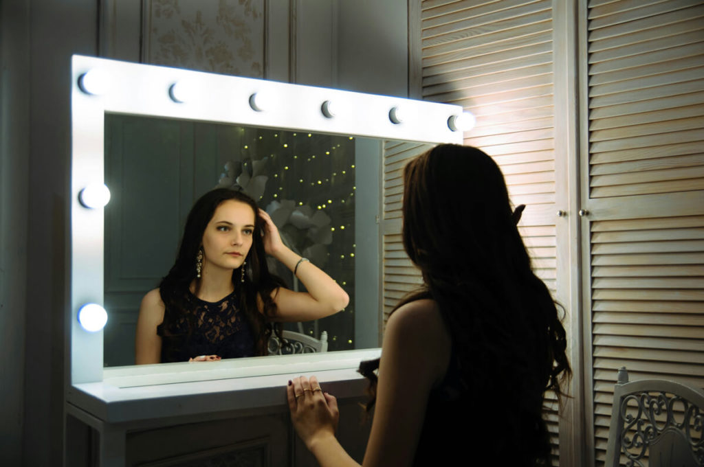Portraits à l'aide de miroirs en utilisant une lumière artificielle