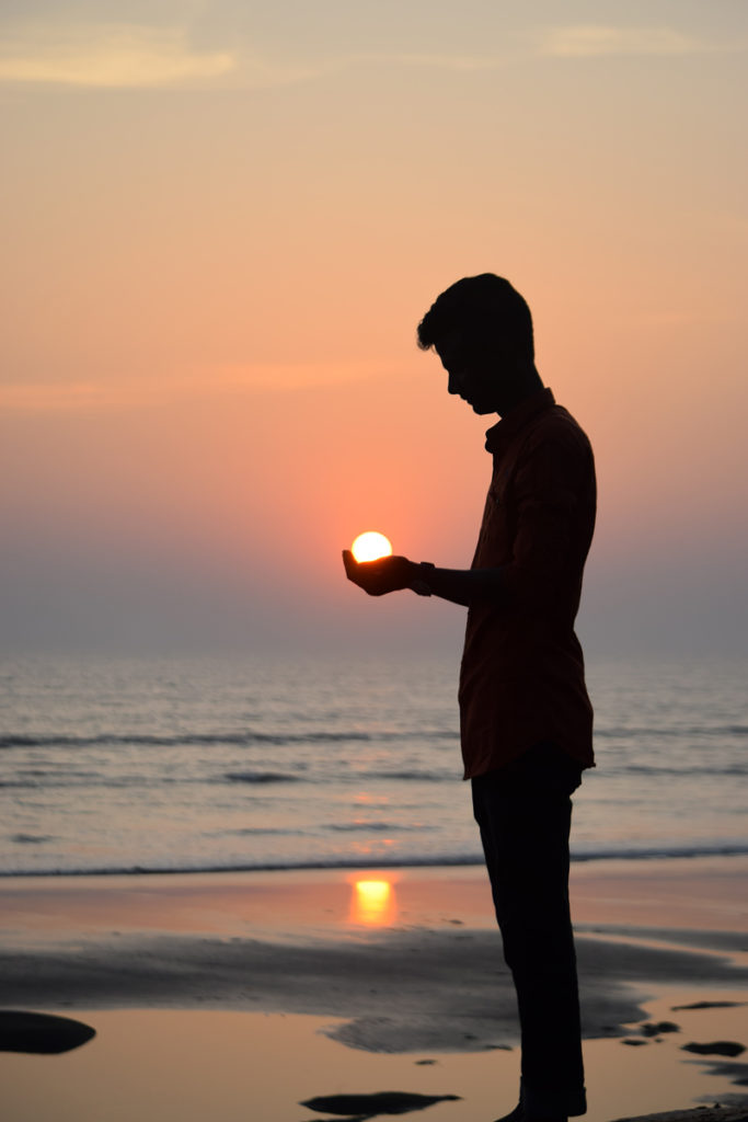 Photos de levers et de couchers de soleil : le soleil tient dans la min